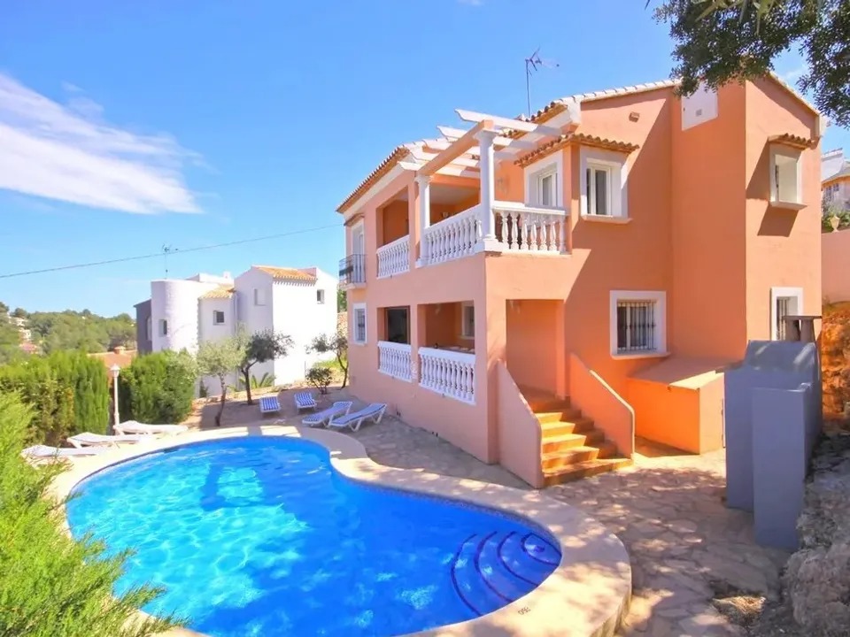 Deze 4 slaapkamer villa in Javea staat op nog geen 2 km van de arenal