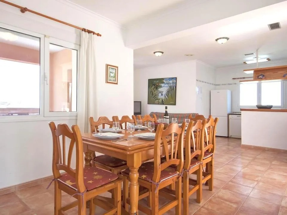 Deze 4 slaapkamer villa in Javea staat op nog geen 2 km van de arenal