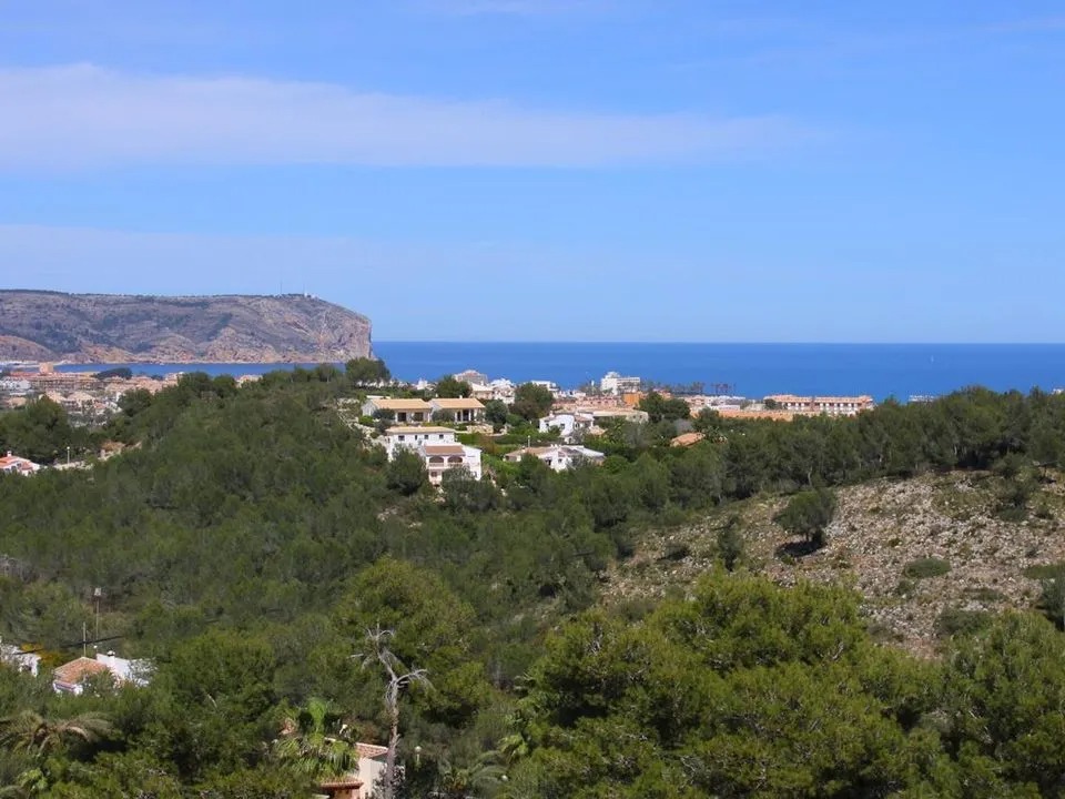 Deze 4 slaapkamer villa in Javea staat op nog geen 2 km van de arenal