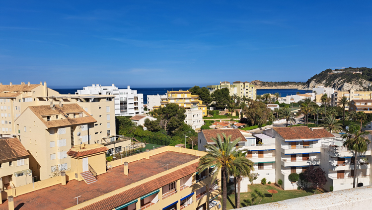 Dit 2 slaapkamer appartement in Javea ligt 180 meter van zee