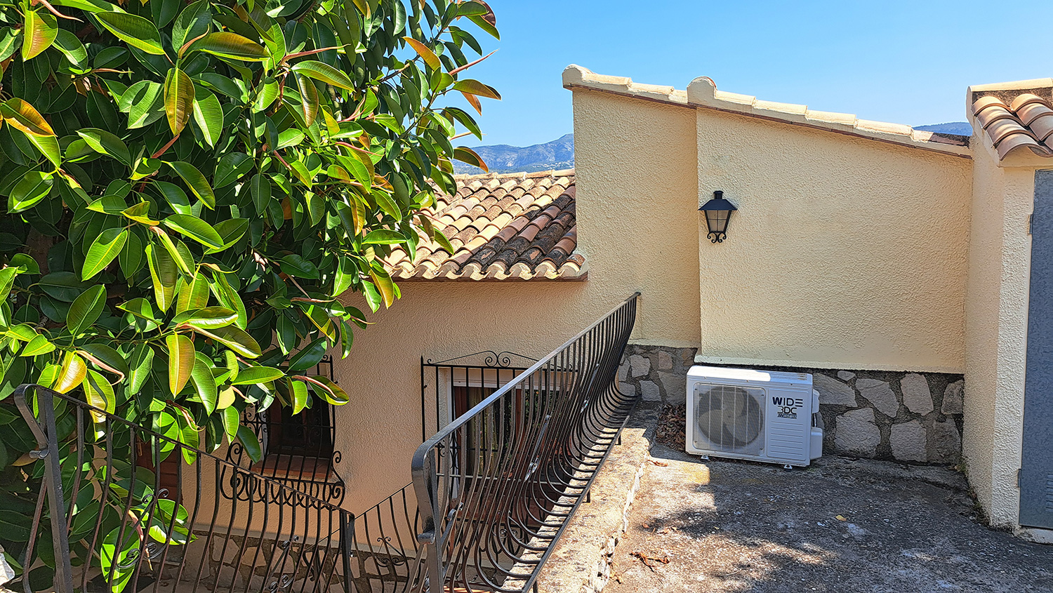 Vrijstaande villa op 5.5 km van het strand van Denia te koop