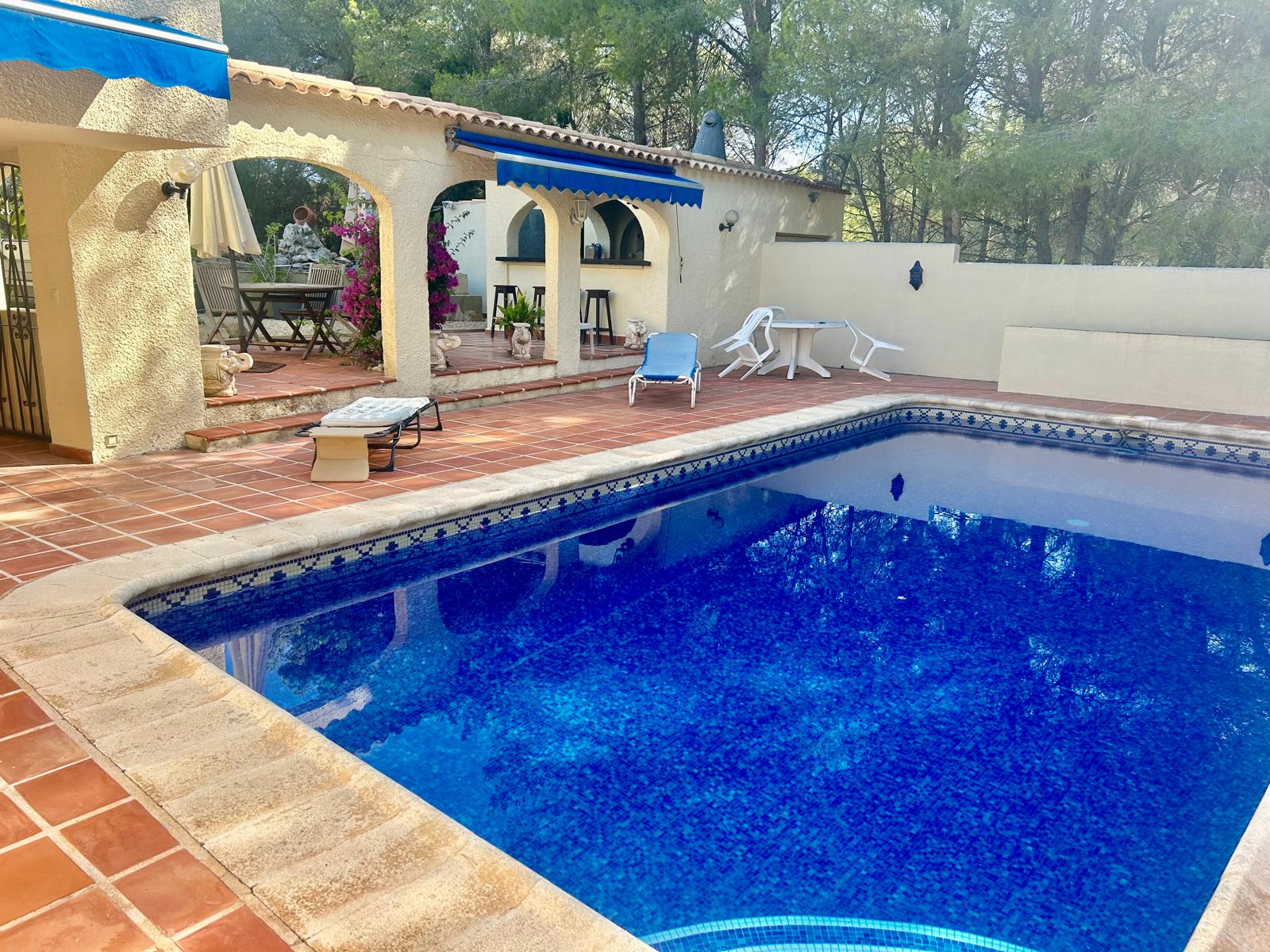 Grote opknapvilla in Javea te koop