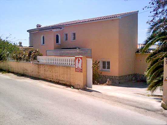 Crisiskoopje: grote villa met 5 slaapkamers en 3 badkamers op een paar honder meter van het strand van Baladrar - Benissa Costa en op korte afstand van Moraira voor slechts 365.000 euro!