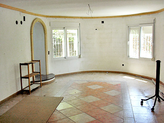 Crisiskoopje: grote villa met 5 slaapkamers en 3 badkamers op een paar honder meter van het strand van Baladrar - Benissa Costa en op korte afstand van Moraira voor slechts 365.000 euro!