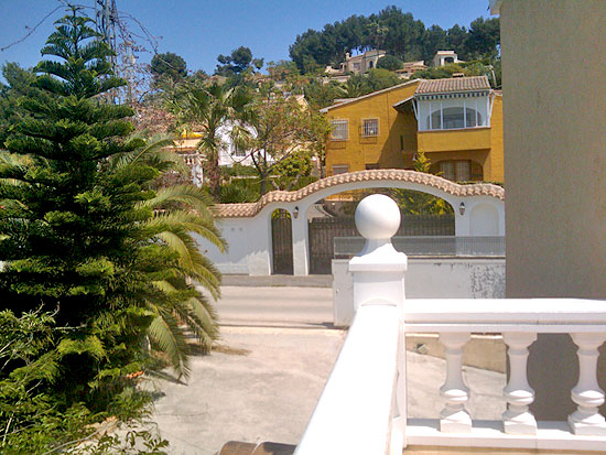 Crisiskoopje: grote villa met 5 slaapkamers en 3 badkamers op een paar honder meter van het strand van Baladrar - Benissa Costa en op korte afstand van Moraira voor slechts 365.000 euro!