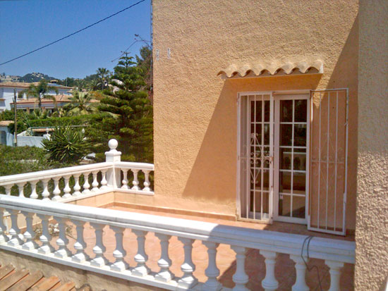 Crisiskoopje: grote villa met 5 slaapkamers en 3 badkamers op een paar honder meter van het strand van Baladrar - Benissa Costa en op korte afstand van Moraira voor slechts 365.000 euro!
