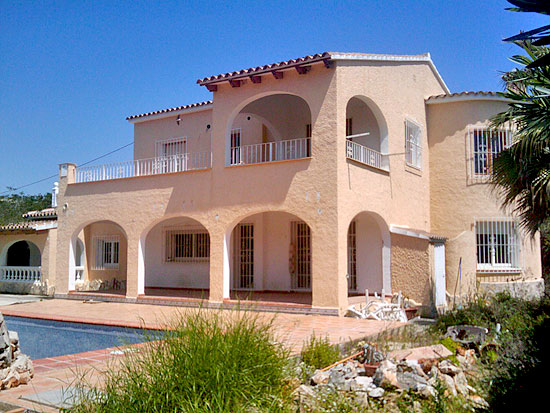 Crisiskoopje: grote villa met 5 slaapkamers en 3 badkamers op een paar honder meter van het strand van Baladrar - Benissa Costa en op korte afstand van Moraira voor slechts 365.000 euro!