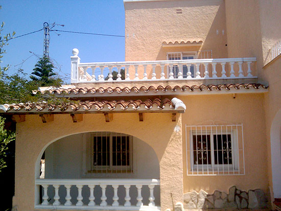 Crisiskoopje: grote villa met 5 slaapkamers en 3 badkamers op een paar honder meter van het strand van Baladrar - Benissa Costa en op korte afstand van Moraira voor slechts 365.000 euro!