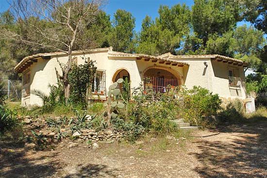 Waanzinnig crisiskoopje in Moraira: 175.000 euro voor een vrijstaande villa met 3 slaapkamers op 900 m2 eigen grond!
