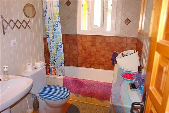 Waanzinnig crisiskoopje in Moraira: 175.000 euro voor een vrijstaande villa met 3 slaapkamers op 900 m2 eigen grond!