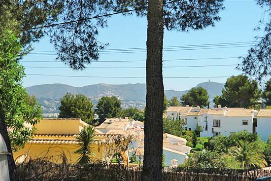 Waanzinnig crisiskoopje in Moraira: 175.000 euro voor een vrijstaande villa met 3 slaapkamers op 900 m2 eigen grond!