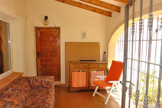 Waanzinnig crisiskoopje in Moraira: 175.000 euro voor een vrijstaande villa met 3 slaapkamers op 900 m2 eigen grond!