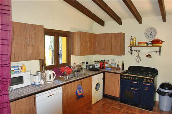 Waanzinnig crisiskoopje in Moraira: 175.000 euro voor een vrijstaande villa met 3 slaapkamers op 900 m2 eigen grond!