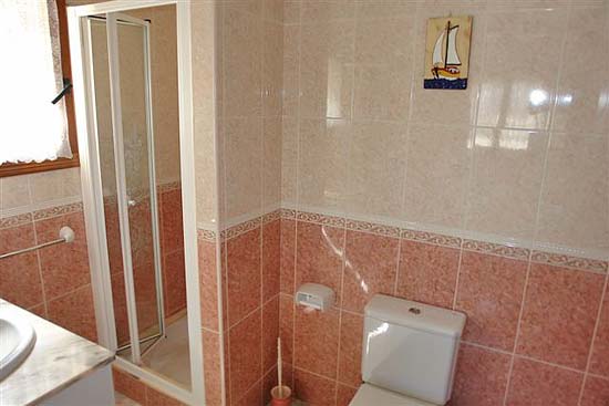 Perfecte koop voor wie op zoek is naar een onderhoudsvrije vakantiewoning voor weinig geld, vlakbij dorp en zee.