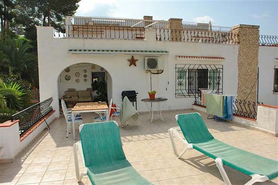 Wat een geweldig 3-slaapkamer-huis, op toplactie (vlakbij golf), op korte afstand van Moraira voor een wel heel zacht prijsje.