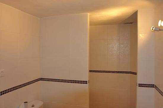 Wat een geweldig 3-slaapkamer-huis, op toplactie (vlakbij golf), op korte afstand van Moraira voor een wel heel zacht prijsje.