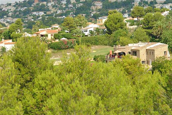 Wat een geweldig 3-slaapkamer-huis, op toplactie (vlakbij golf), op korte afstand van Moraira voor een wel heel zacht prijsje.