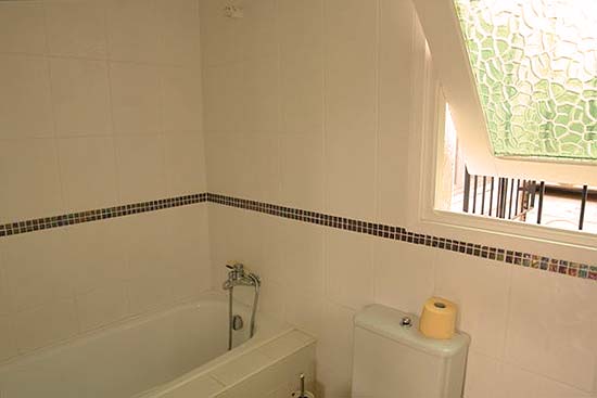 Wat een geweldig 3-slaapkamer-huis, op toplactie (vlakbij golf), op korte afstand van Moraira voor een wel heel zacht prijsje.
