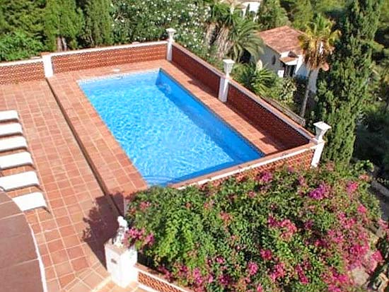 Een geheel gerenoveerde villa met zeezicht op slechts enkele minuten van strand en dorp. Koopje!