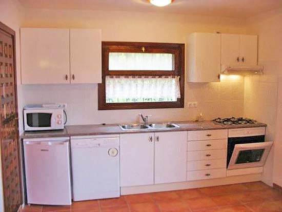 Een geheel gerenoveerde villa met zeezicht op slechts enkele minuten van strand en dorp. Koopje!
