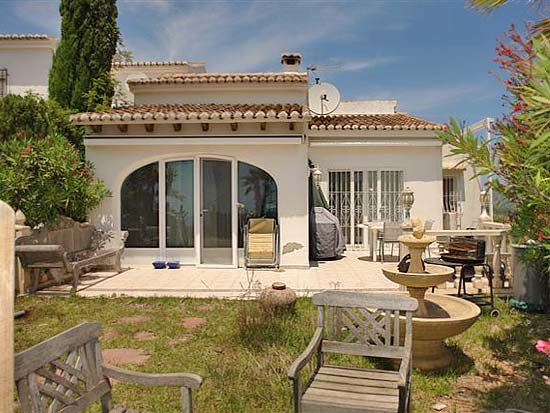 Wat een heerlijke hoekbungalow voor maar 155.000 euro!