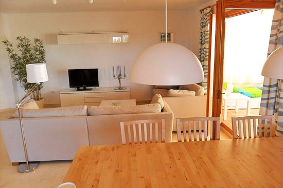 Dit zeer fraaie appartement heeft werkelijk alles! Een superkoopje! Kom dat zien! Nederlandse eigenaar.