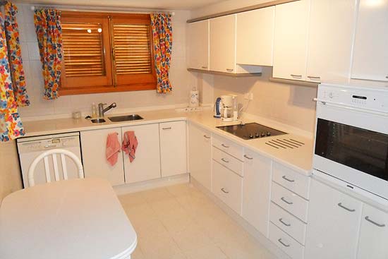 Dit zeer fraaie appartement heeft werkelijk alles! Een superkoopje! Kom dat zien! Nederlandse eigenaar.