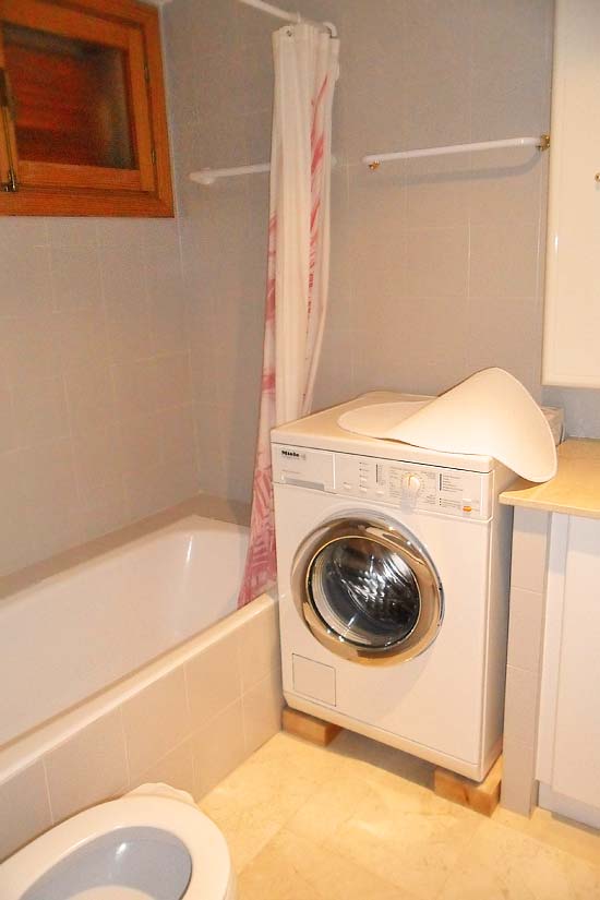 Dit zeer fraaie appartement heeft werkelijk alles! Een superkoopje! Kom dat zien! Nederlandse eigenaar.