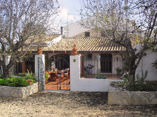 Wie deze finca koopt, heeft niets meer te wensen. Wat een huis, wat een locatie en wat een fraai grondstuk. Zien is kopen!!!