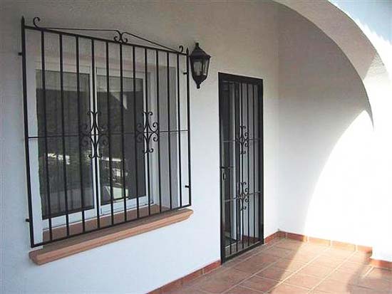 Zo goed als nieuwe, vrijstaande 2-sl.kamer-bungalow op 3 km van strand El Portet