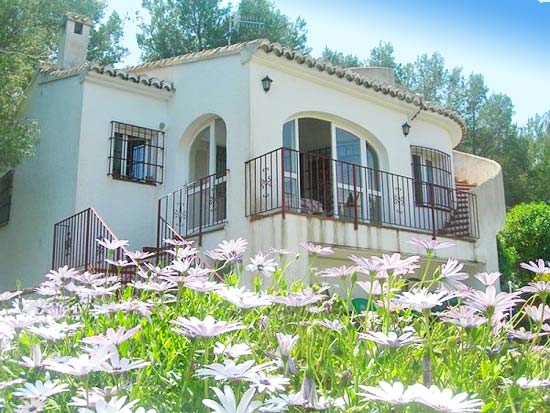 Een geweldige koop, deze vrijstaande villa op korte afstand van het strand van Javea!