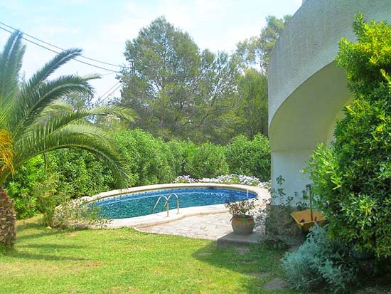 Een geweldige koop, deze vrijstaande villa op korte afstand van het strand van Javea!