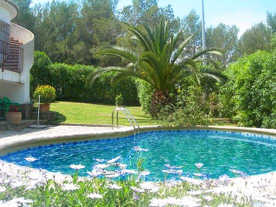 Een geweldige koop, deze vrijstaande villa op korte afstand van het strand van Javea!