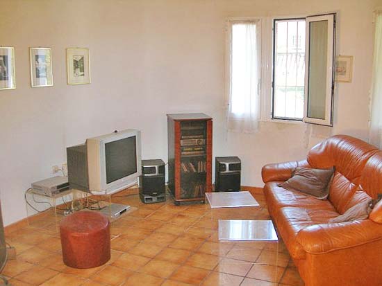 Een geweldige koop, deze vrijstaande villa op korte afstand van het strand van Javea!