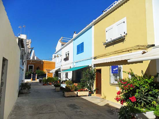 Dit soort aanbiedingen zijn zeldzaam: zo aan het water wonen aan de haven van Javea!!!