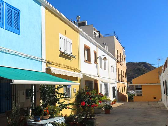 Dit soort aanbiedingen zijn zeldzaam: zo aan het water wonen aan de haven van Javea!!!