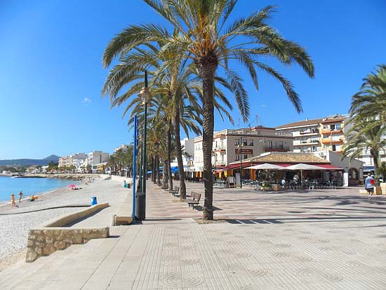 Dit soort aanbiedingen zijn zeldzaam: zo aan het water wonen aan de haven van Javea!!!