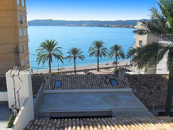 Dit soort aanbiedingen zijn zeldzaam: zo aan het water wonen aan de haven van Javea!!!