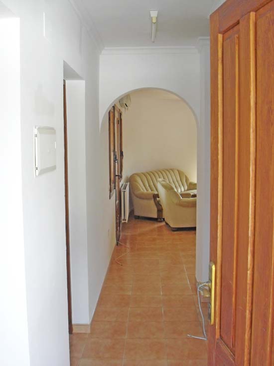 Een fantastische bellegging, deze op slechts enkele minuten van strand en dorp gelegen woning met 7 slaapkamers voor slechts 399.000 euro k.k.