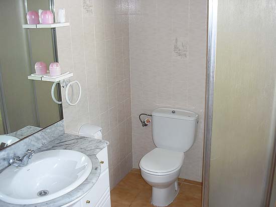Een fantastische bellegging, deze op slechts enkele minuten van strand en dorp gelegen woning met 7 slaapkamers voor slechts 399.000 euro k.k.