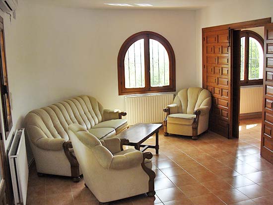 Een fantastische bellegging, deze op slechts enkele minuten van strand en dorp gelegen woning met 7 slaapkamers voor slechts 399.000 euro k.k.