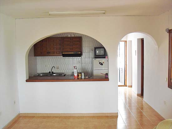 Een fantastische bellegging, deze op slechts enkele minuten van strand en dorp gelegen woning met 7 slaapkamers voor slechts 399.000 euro k.k.