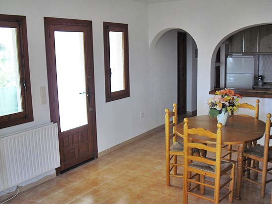 Een fantastische bellegging, deze op slechts enkele minuten van strand en dorp gelegen woning met 7 slaapkamers voor slechts 399.000 euro k.k.