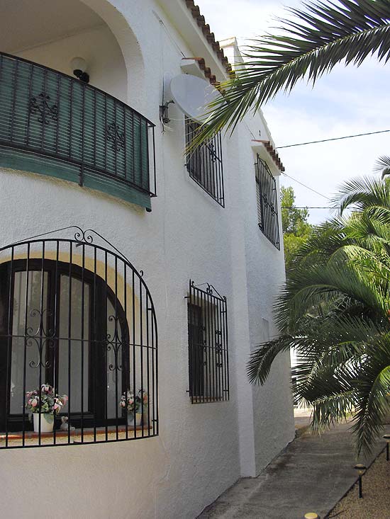 Een fantastische bellegging, deze op slechts enkele minuten van strand en dorp gelegen woning met 7 slaapkamers voor slechts 399.000 euro k.k.