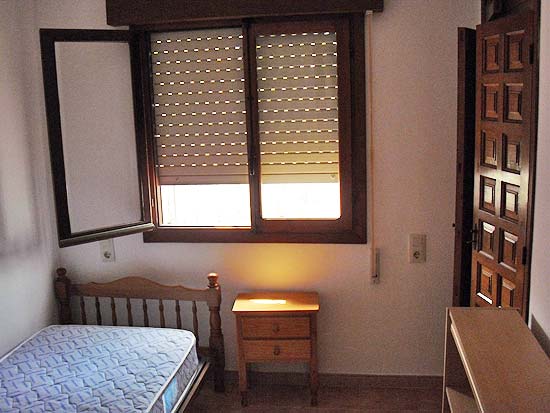 Een fantastische bellegging, deze op slechts enkele minuten van strand en dorp gelegen woning met 7 slaapkamers voor slechts 399.000 euro k.k.