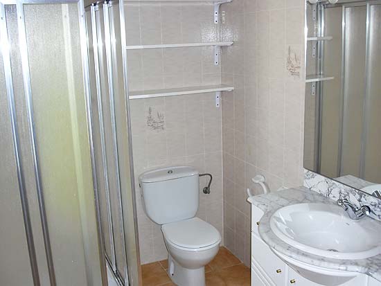 Een fantastische bellegging, deze op slechts enkele minuten van strand en dorp gelegen woning met 7 slaapkamers voor slechts 399.000 euro k.k.