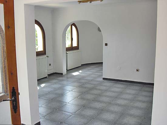 Een fantastische bellegging, deze op slechts enkele minuten van strand en dorp gelegen woning met 7 slaapkamers voor slechts 399.000 euro k.k.