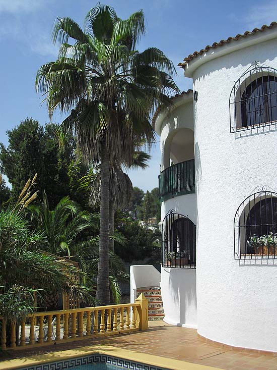 Een fantastische bellegging, deze op slechts enkele minuten van strand en dorp gelegen woning met 7 slaapkamers voor slechts 399.000 euro k.k.