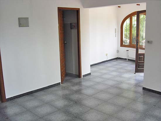 Een fantastische bellegging, deze op slechts enkele minuten van strand en dorp gelegen woning met 7 slaapkamers voor slechts 399.000 euro k.k.