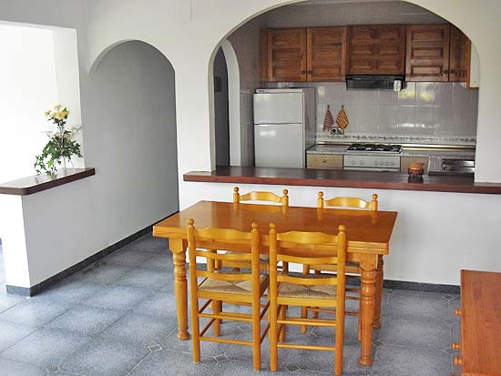 Een fantastische bellegging, deze op slechts enkele minuten van strand en dorp gelegen woning met 7 slaapkamers voor slechts 399.000 euro k.k.
